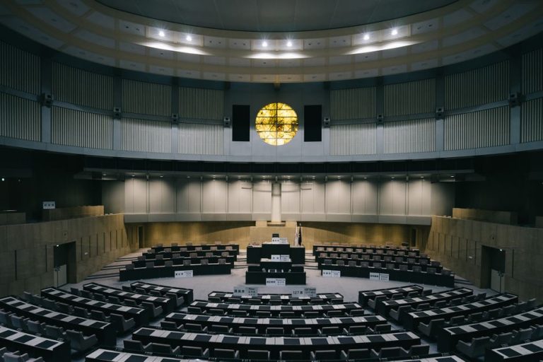 福岡県議会 議長への辞職勧告決議案、提出へ調整と報道